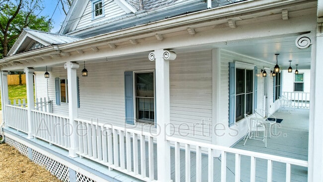 Building Photo - 311 S Cutler St