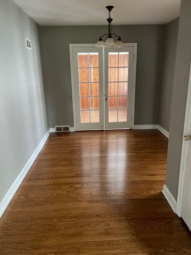 Building Photo - 918 W Stewart Rd