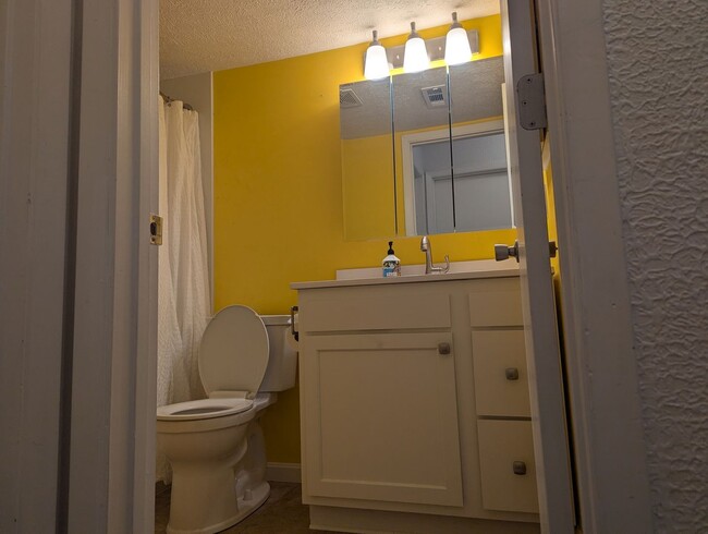 Building Photo - 2BR Condo in West Chester, **Pet Friendly-...