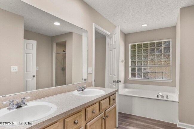 Building Photo - 3924 Victoria Landing Dr S