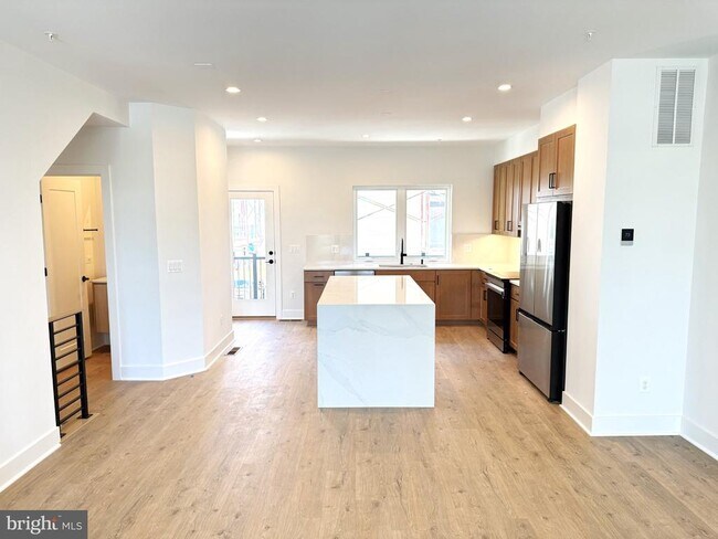 Building Photo - 33 Lower Service Ct NW