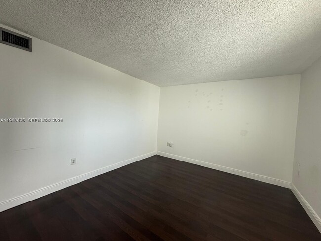 Building Photo - 850 N Miami Ave