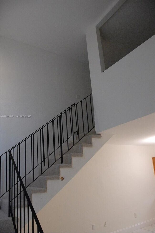 Building Photo - 10907 N Kendall Dr
