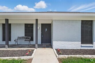 Building Photo - 2857 Parkhaven Dr
