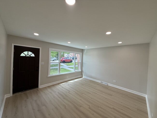 Building Photo - 5321 S Kostner Ave
