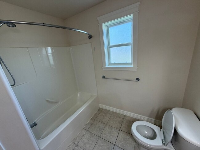 Building Photo - 435 NE Greystone Loop