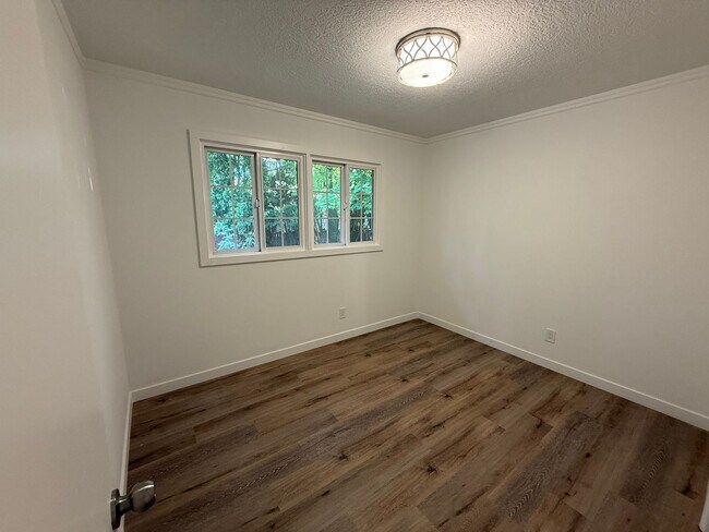 Building Photo - Well-cared-for home with strong curb appeal and quality updates in Southeast Portland.