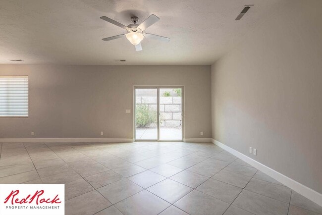 Building Photo - Spacious 4 Bedroom, 2.5 Bathroom Centrally...