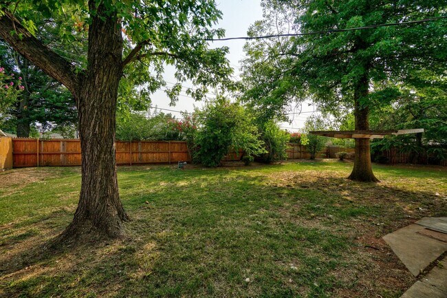 Building Photo - Spacious 4-Bedroom Home with Modern Amenities & Ideal Location Near Lake Hefner in OKC!