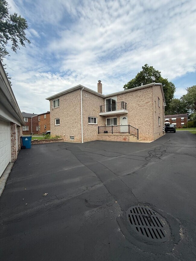 Building Photo - 5240-5242-5242 Old Oxford Ln