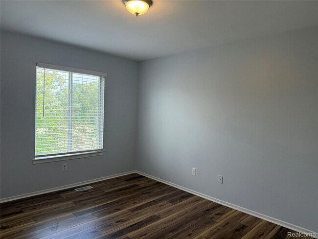 Building Photo - 1116 Lakeview Cir