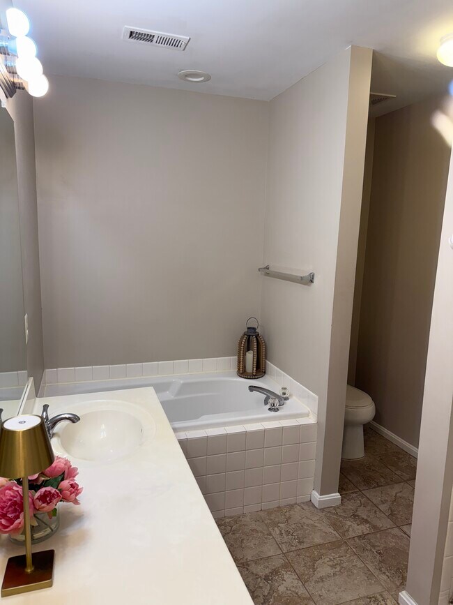 Building Photo - 140 Eastridge Cir