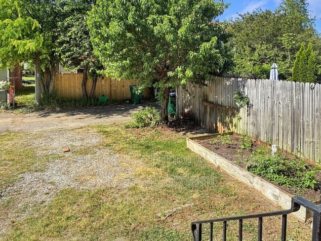 Building Photo - 1513 Jacquelin St