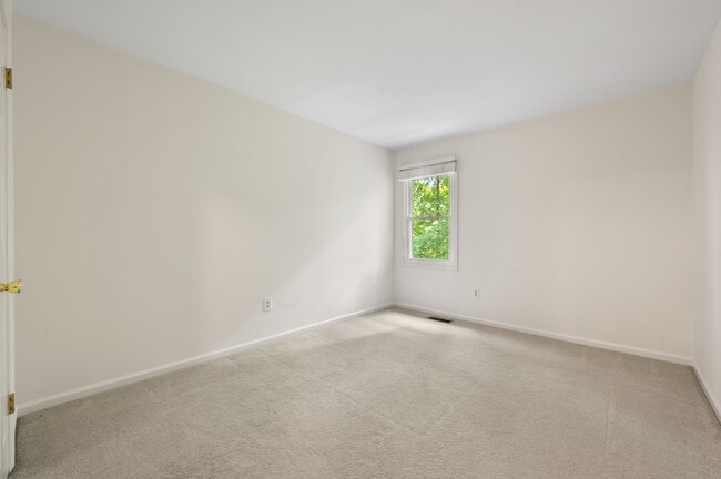 Building Photo - 13 Woodstream Dr