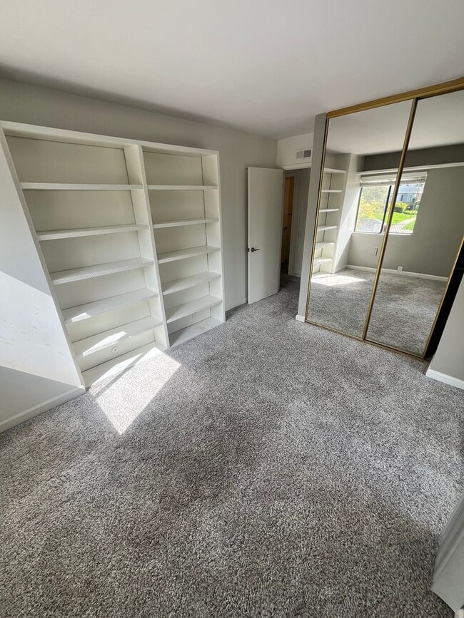 Building Photo - For Rent: 3 Bed, 2.5 Bath Townhome in University City