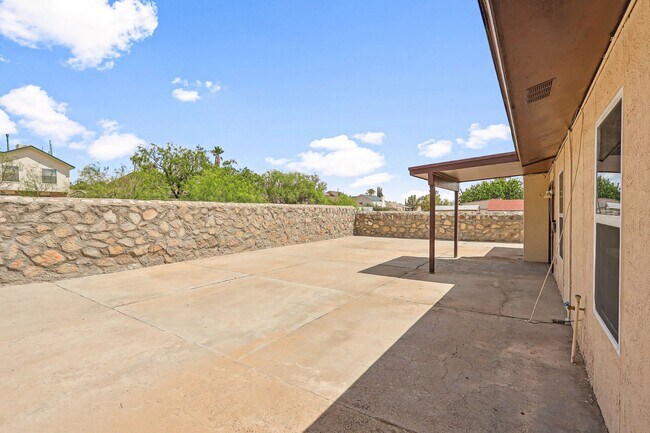 Building Photo - 724 Martha Gale Dr