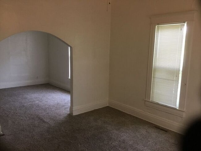 Building Photo - 2 Bed/1 Bath Single Family Home in Downtow...
