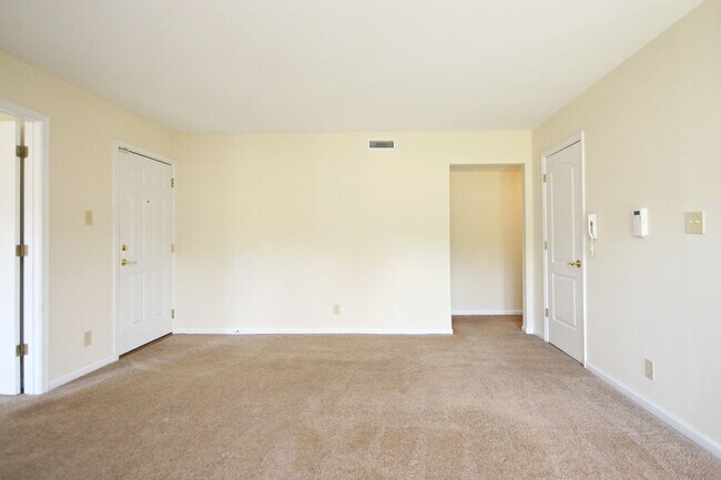 Building Photo - Pet-Friendly Villas at Southern Ridge Apartment