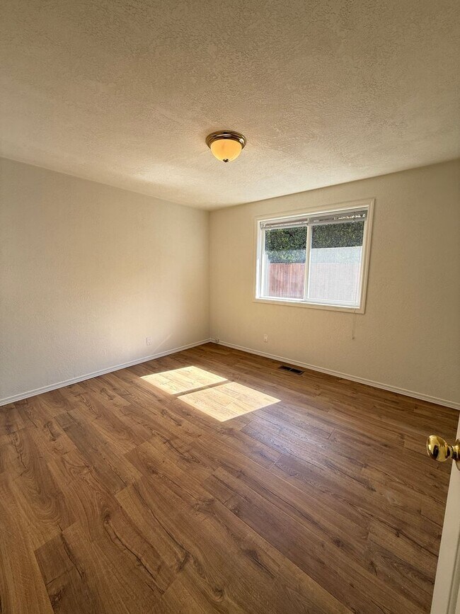 Building Photo - Immaculate 3 bedroom, 2 bath home in desirable Medford Neighborhood!