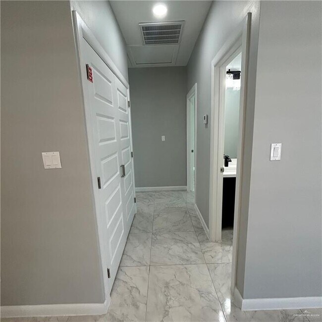 Building Photo - 22 E Viviana St