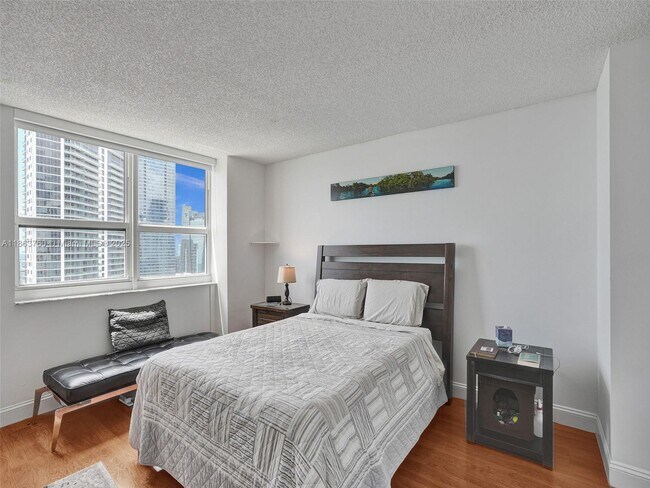 Building Photo - 1155 Brickell Bay Dr