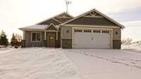 Building Photo - Don't Miss Out On This Five Mile Area 3 Be...