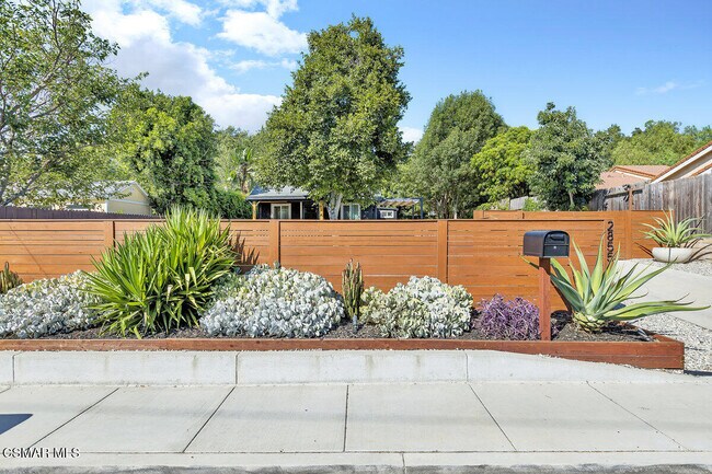 Building Photo - 2855 Los Feliz Dr