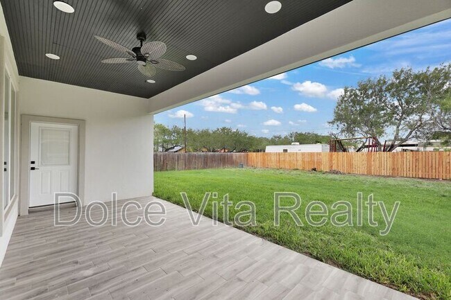 Building Photo - 1416 N Lookout Dr