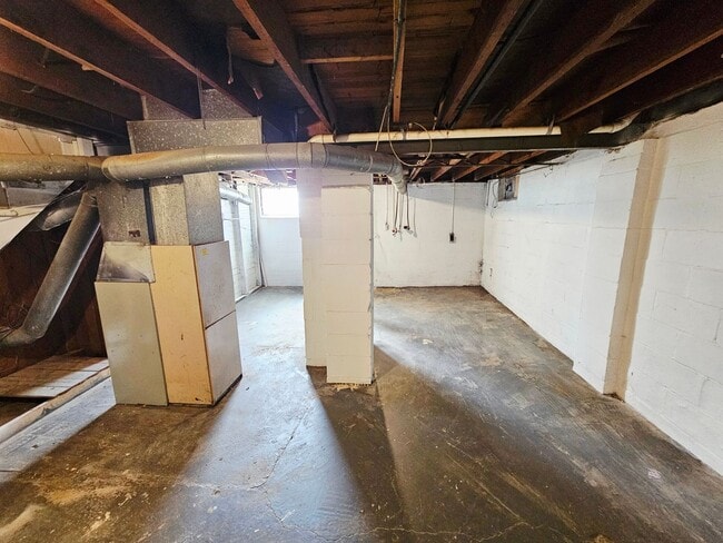 Building Photo - Move-In Ready 2BR/1BA Home w/ 2-Car Garage | Recently Updated