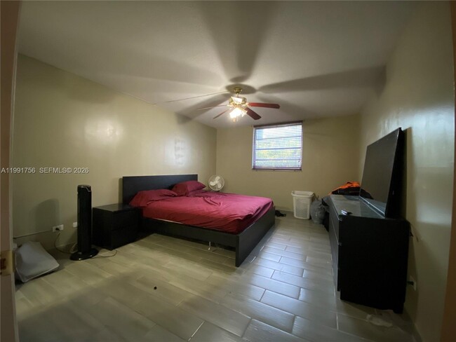 Building Photo - 443 NE 195th St