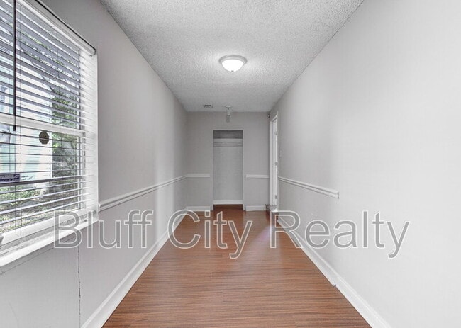 Building Photo - 819 Watson St