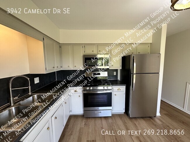 Building Photo - 3942 Camelot Dr SE