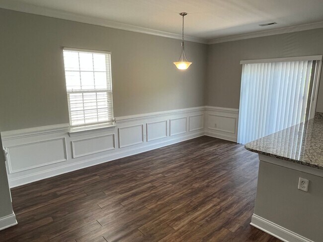 Building Photo - Rare 3 Bedroom townhome between Harrisburg...