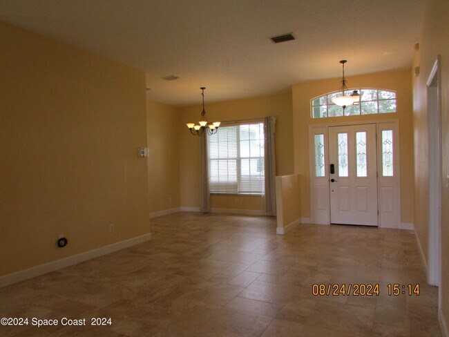 Building Photo - 1882 Woodfield Cir