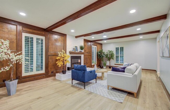Building Photo - 2202 Briarview Dr
