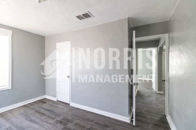 Building Photo - Cute and Cozy Apartment