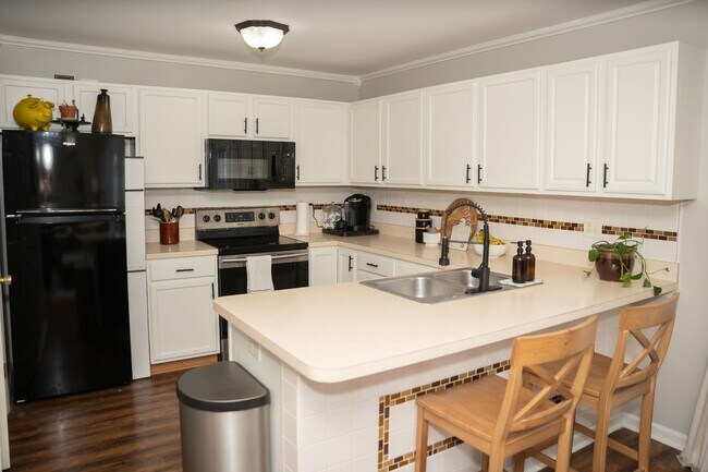 Building Photo - Charming 3 Bedroom, 1.5 Bath Townhome - EL...