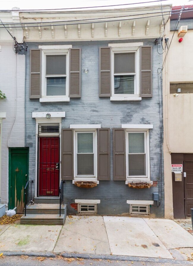 Building Photo - Charming 2 Bedroom 1 bath Row near Rittenh...