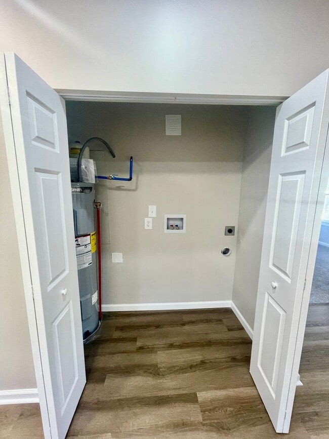 Building Photo - Welcome to this charming 3-bedroom, 1-bath...