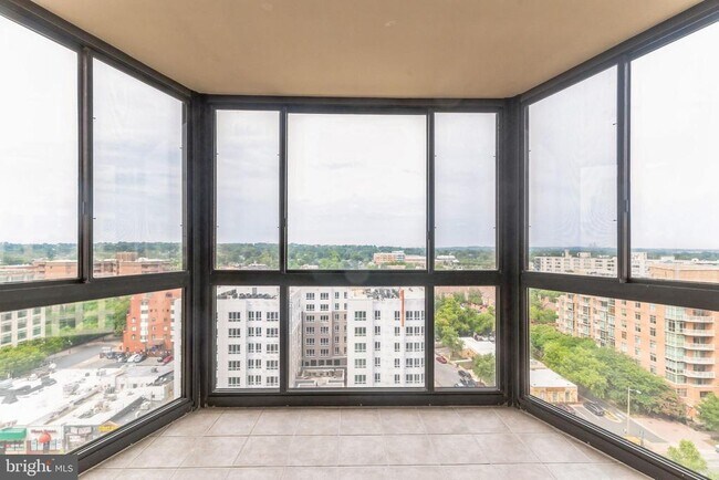 Building Photo - 900 N Stafford St