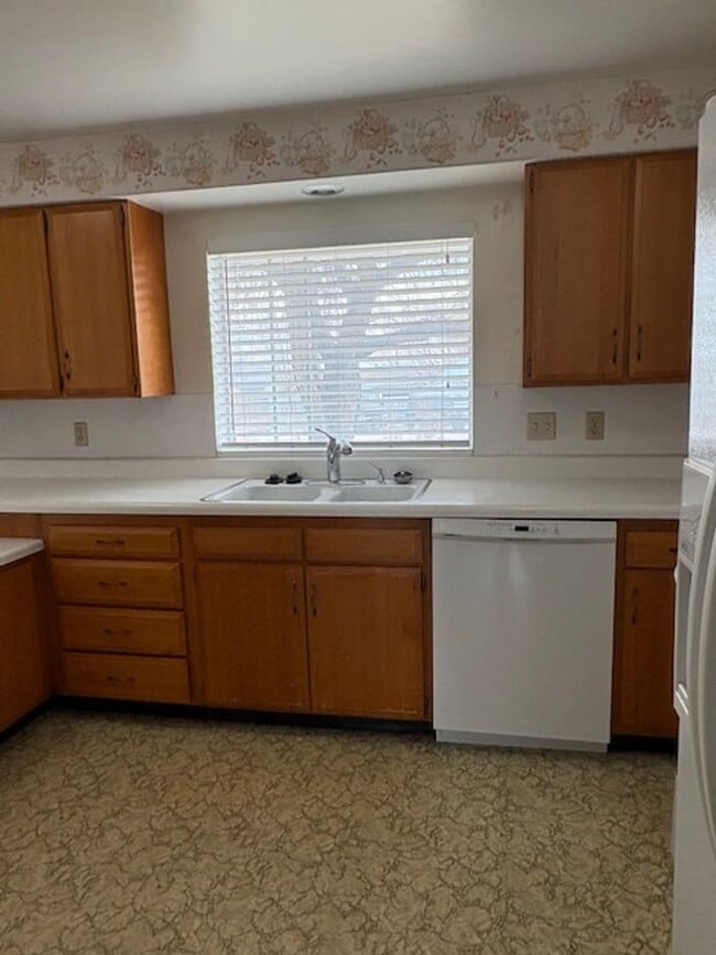 Building Photo - Single-family Home with 2 bedrooms and an office.