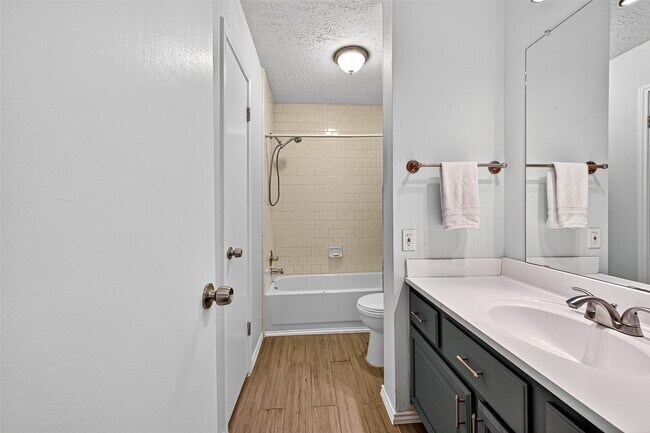 Building Photo - 930 Holly Hall Dr