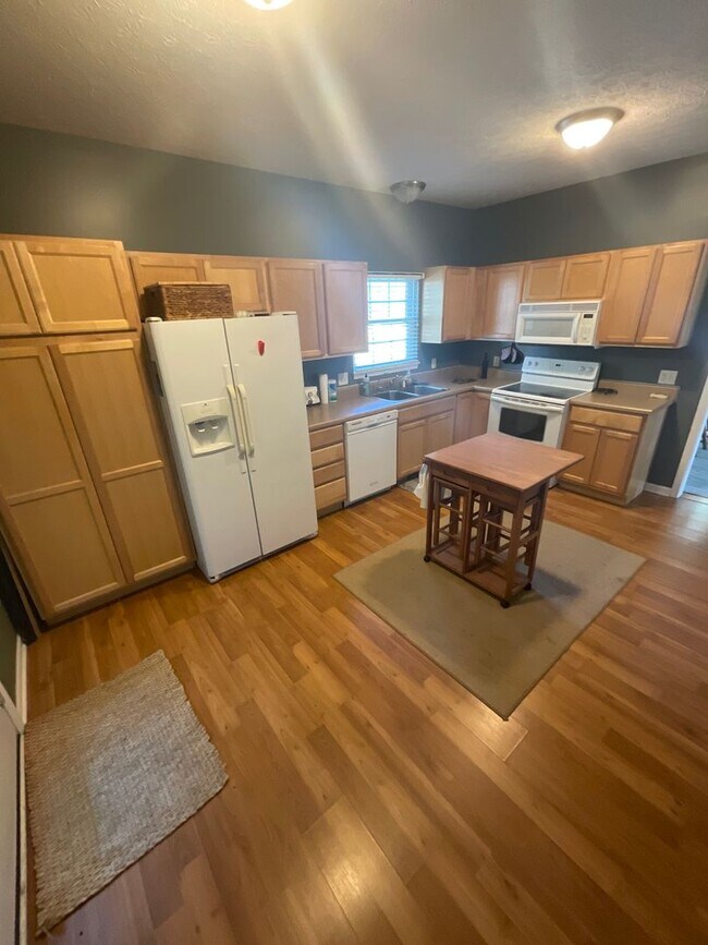 Building Photo - ****AVAILABLE AUGUST 2027**** Large 3 bed, 3 bath House with fenced yard