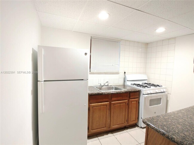 Building Photo - 1265 W 24th St