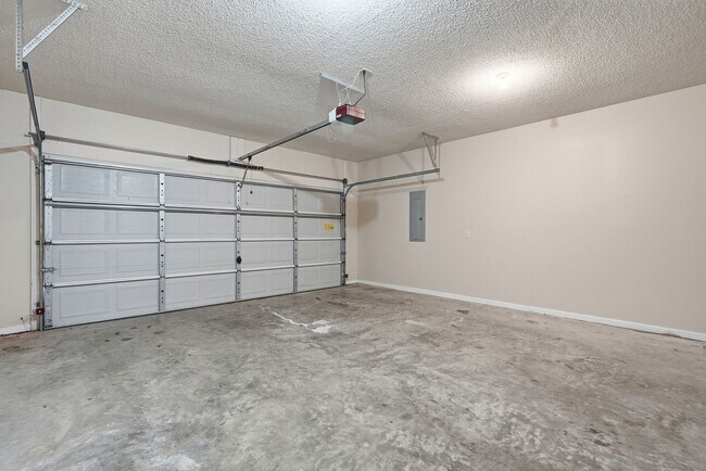 Building Photo - Centrally Located Home in Richmond Hill