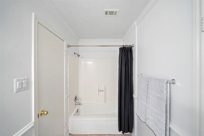 Building Photo - 3 April Point Dr S