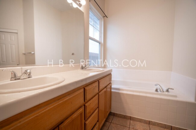 Building Photo - 1582 Peony Dr