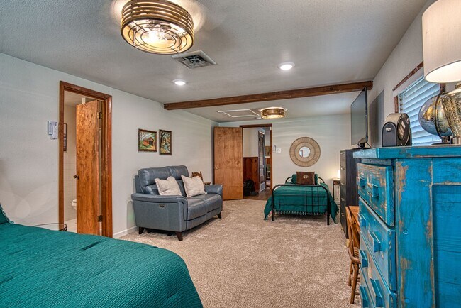 Building Photo - 201 White Dr