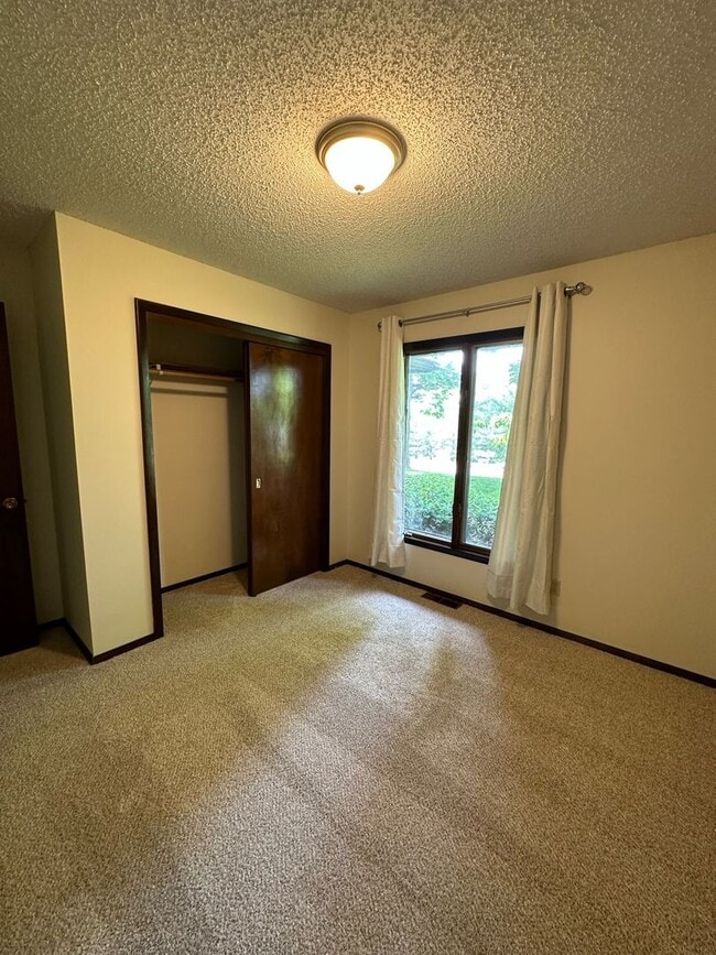 Building Photo - Single family home available to rent, located on Quincy's East Side.