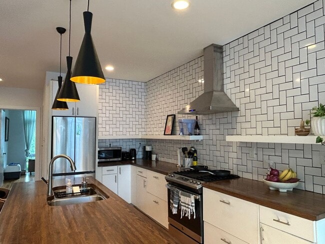 Building Photo - Modern 3 Bed 3 Bath Highlands Home